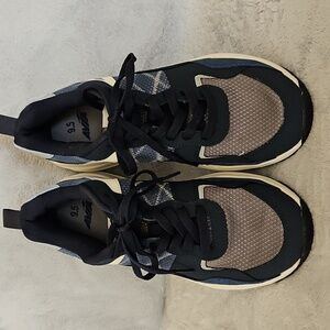 Avia tennis shoes